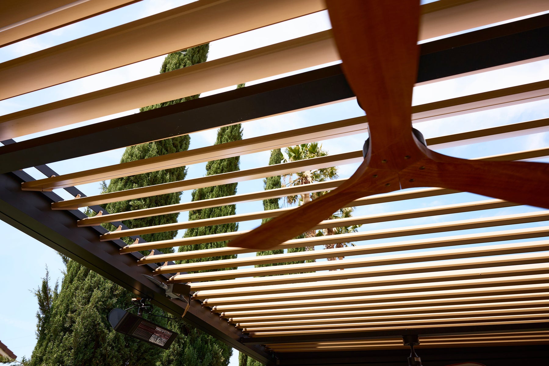 Pergola Venice CA: Complete Guide to Beachfront Motorized Outdoor Living - pergolacave