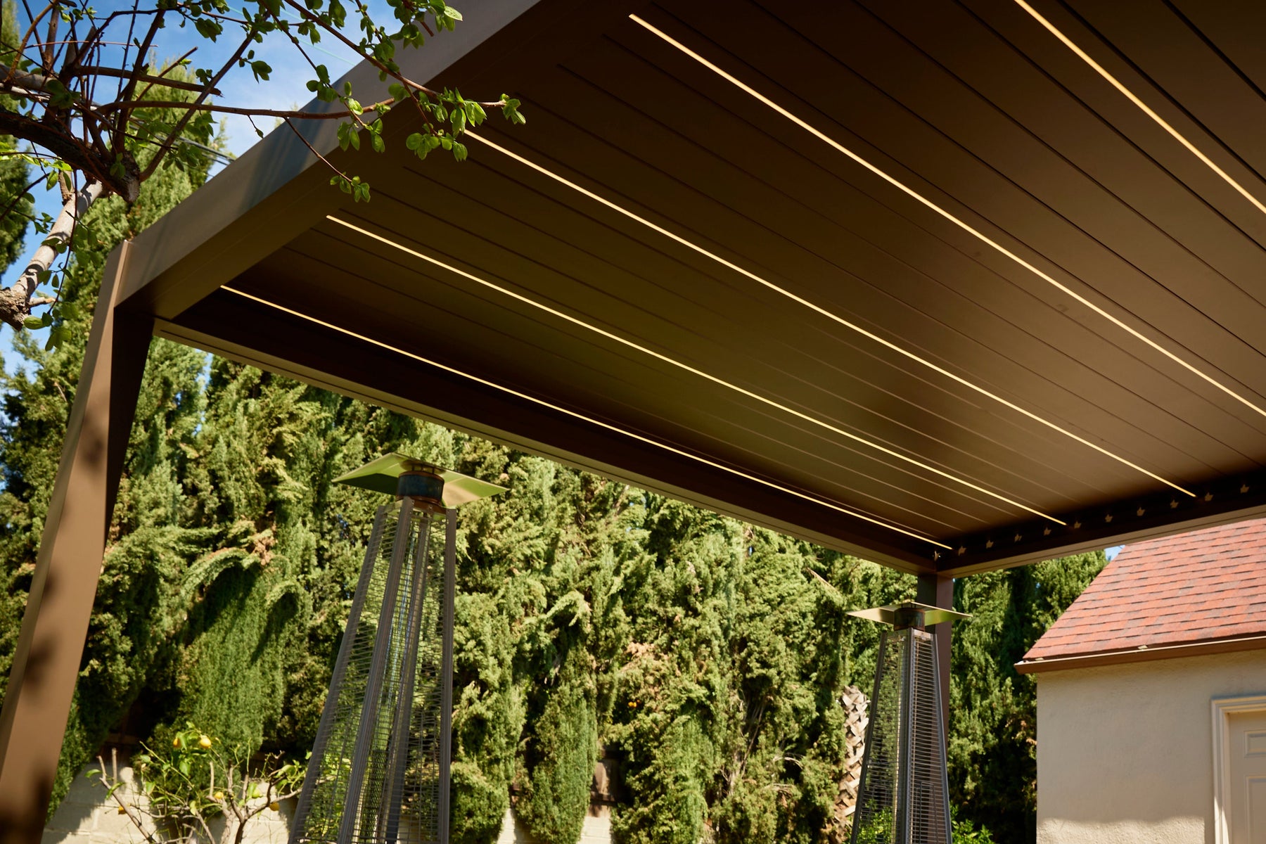 The Pergola Roof Decision: Everything You Need to Know Before Choosing - pergolacave
